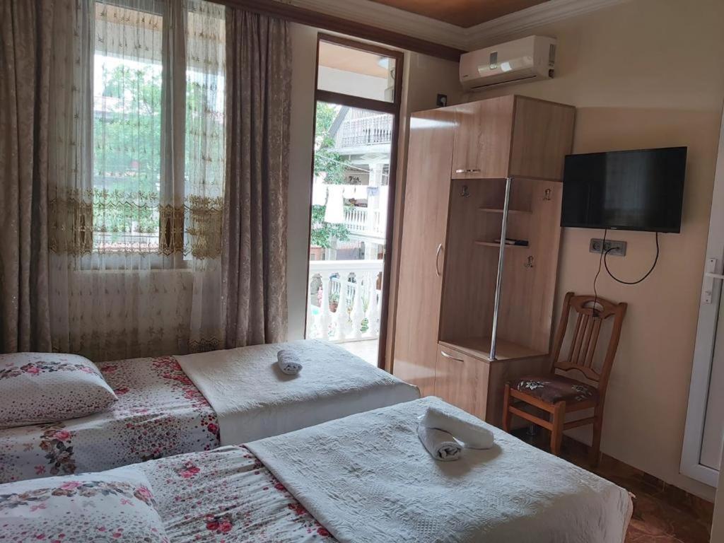 Linda Guest House Batumi Exteriör bild