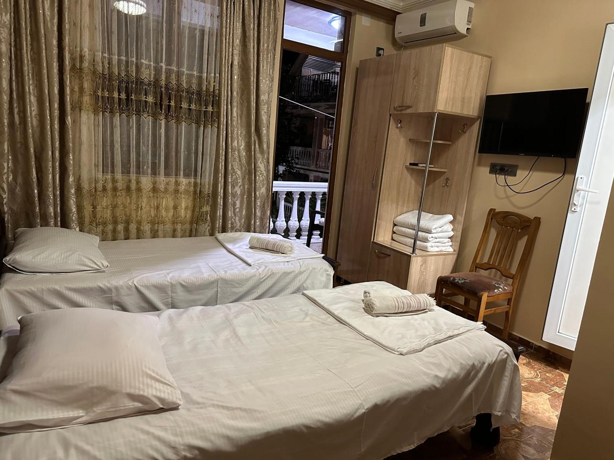 Linda Guest House Batumi Exteriör bild